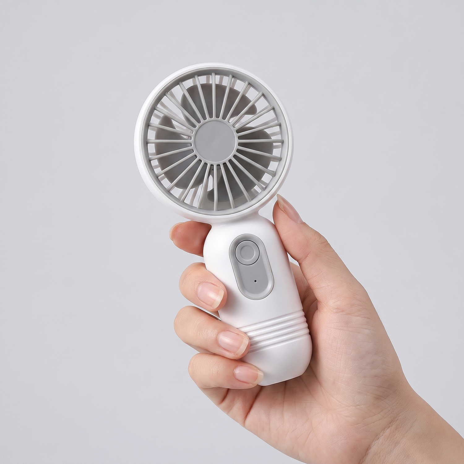 AirBreeze Mini-Handventilator kompakt in der Hand